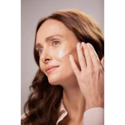 Sisley Sisleya L’Integral Radiance AntiDark Spot Serum -Garnier Winkel 1072692 3